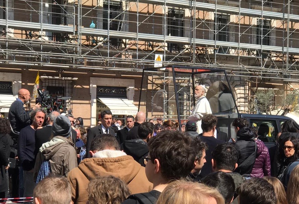 The new Pope, oltre 500 comparse e invasione di finti giornalisti per i ciak a Roma