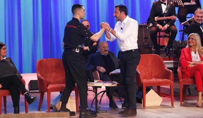 Maurizio Costanzo Show, ospiti puntata 28 marzo: Mara Venier (che torna a Mediaset) con Salvini e Mahmood