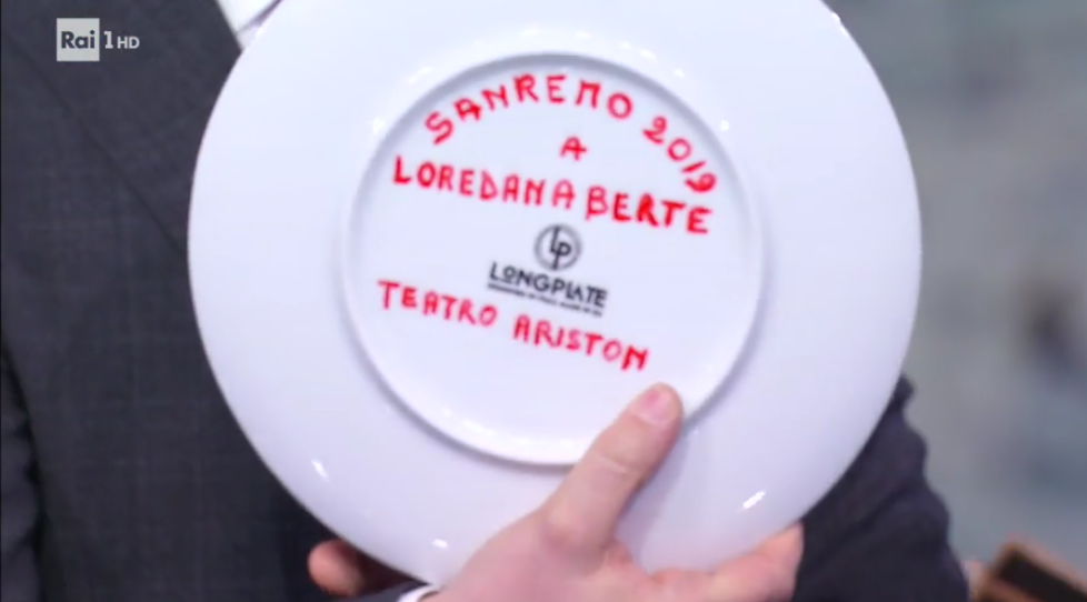 Che tempo che fa, Claudio Bisio porta il studio il premio speciale per Loredana Bertè vinto a Sanremo 2019