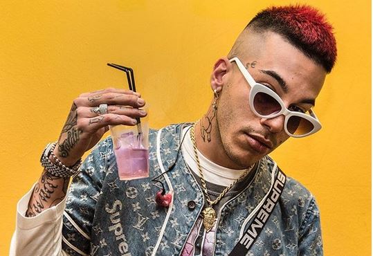 Sfera Ebbasta, nel nuovo singolo canta: “In Italia se tuo figlio spaccia è colpa di Sfera Ebbasta, non di quello che gli manca”