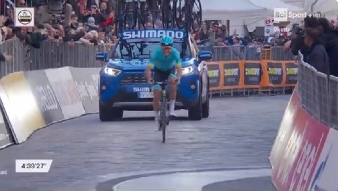 Tirreno-Adriatico annunciata su Rai 2, ma la gara non va in onda. Quelli che il calcio avanti senza stop