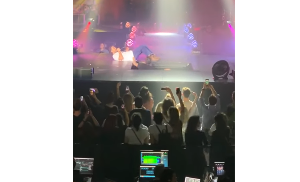 Tommaso Paradiso cade sul palco durante il concerto a Jesolo (video)
