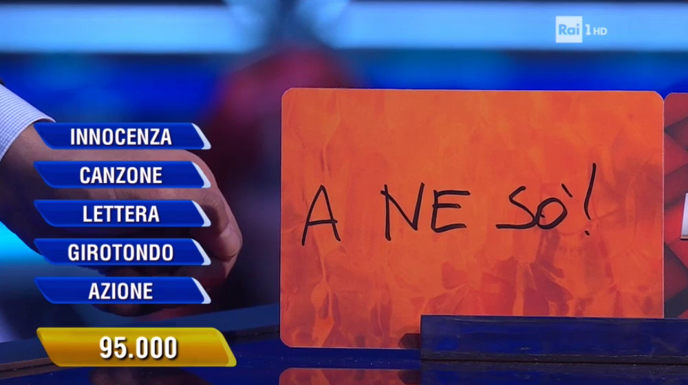 L’eredità, il campione non sa la parola della ghigliottina e scrive: “A ne sò” (VIDEO)