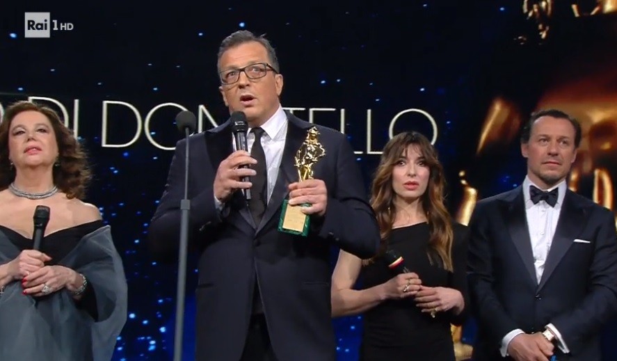 Fiorello affossa i David di Donatello: “Spettacolo assente, se la cantano e se la suonano. Non ci andrei mai” (Video)