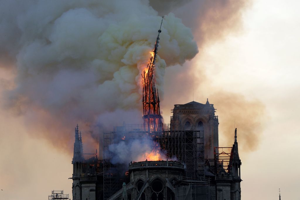 Parigi, incendio a Notre-Dame: crolla la guglia