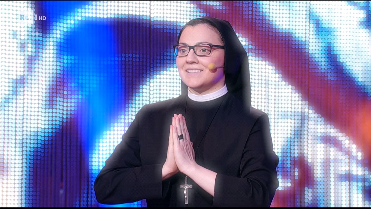 Ballando con le Stelle, Selvaggia Lucarelli difende Suor Cristina dagli haters: “Siete contro i burqa e poi le dite di tornare in convento”