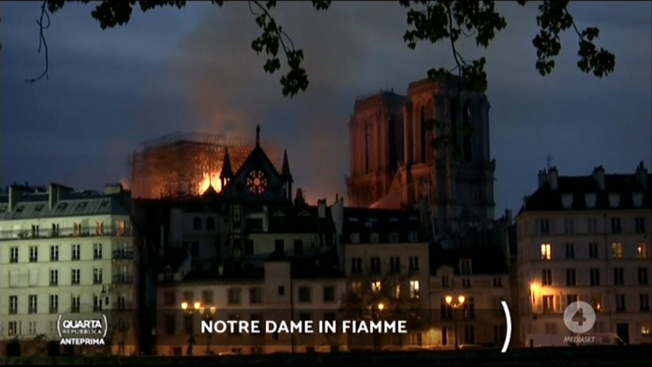 Incendio Notre Dame di Parigi, speciali in diretta tv: interrotto Stasera Italia, buca Otto e Mezzo, salta Montalbano, in campo Porro e Di Bella