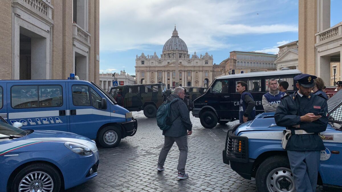 Poliziotti, mezzi militari e giornalisti a San Pietro. Ma sono solo le riprese di The new Pope (Foto)