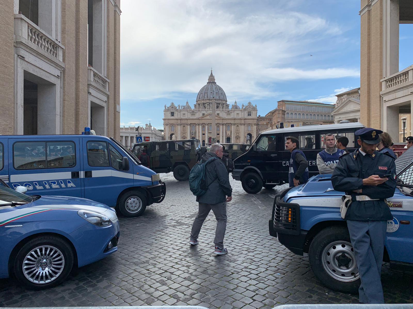 Poliziotti, mezzi militari e giornalisti a San Pietro. Ma sono solo le riprese di The new Pope (Foto)