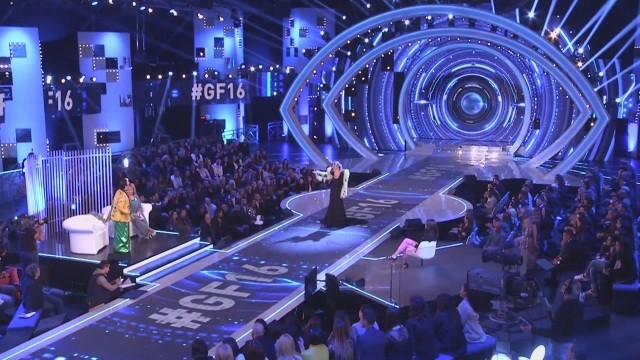 Incendio Notre Dame: Barbara d’Urso ignora la notizia al GF16, un accenno solo dopo un’ora di diretta