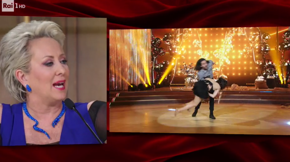 Ballando con le stelle 2019, Manuela Arcuri rischia di cadere durante il jive