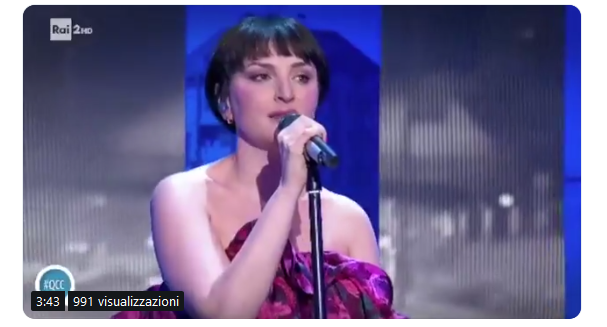 Quelli che il calcio, Arisa canta “Una nuova Rosalba in città” (video live)