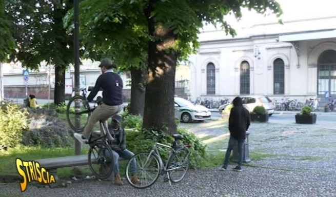 Striscia la notizia, Brumotti aggredito dai pusher a Monza
