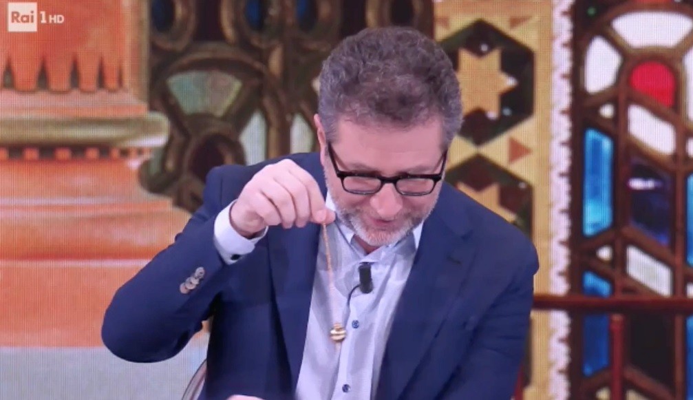 Fabio Fazio si affida al pendolino e scherza sul suo futuro: “Finirò su Rai YoYo?”