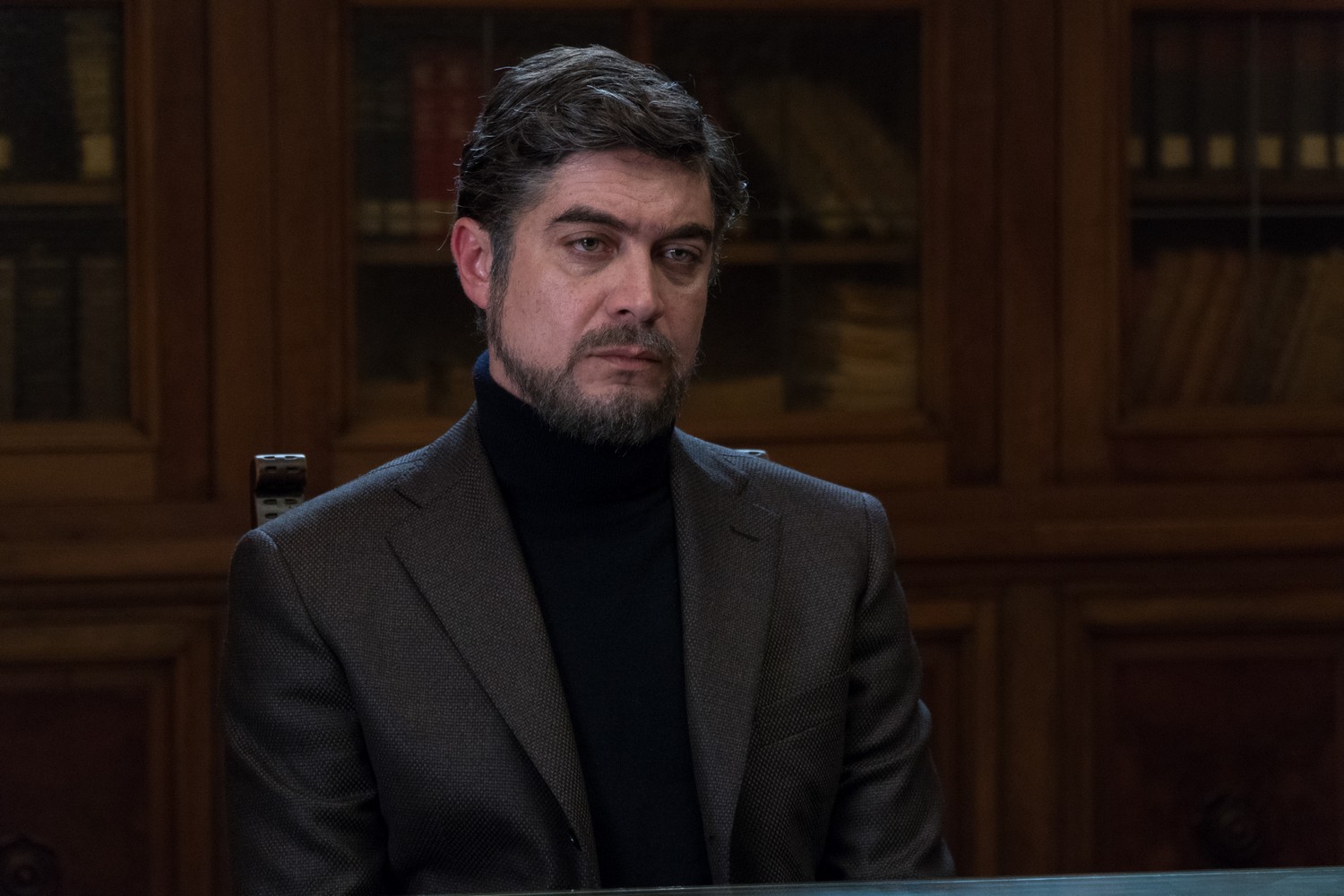 Non sono un assassino: foto e poster del thriller con Riccardo Scamarcio