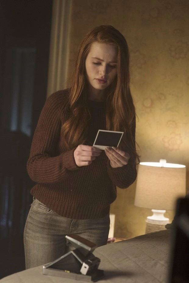 Polaroid: foto e poster del film horror di Lars Klevberg