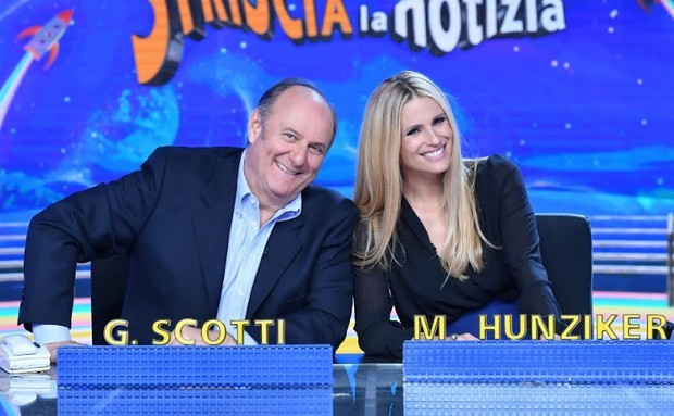 Striscia la Notizia, Gerry Scotti e Michelle Hunziker garanzia di solarità e disinvoltura