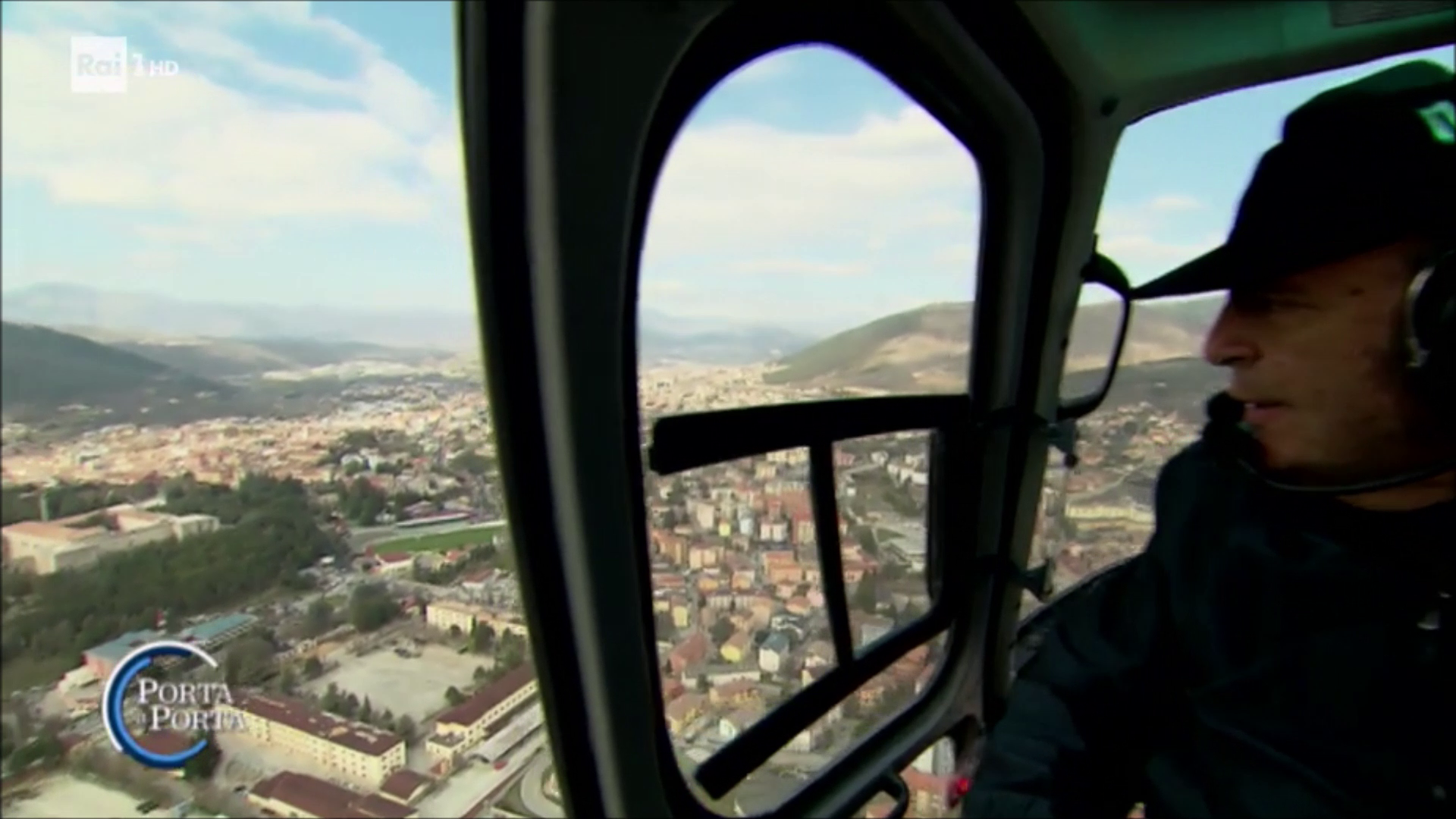 L’Aquila 10 anni dopo: Vespa sorvola di nuovo la “sua città ferita” per Porta a Porta (VIDEO)
