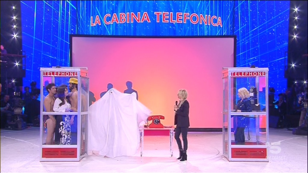 Amici 18, Mark Caltagirone (lo sposo fantasma di Pamela Prati) compare ne La cabina telefonica (video)