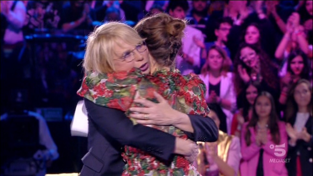 Amici 18, la lettera di Alessandra Amoroso a Maria De Filippi: “Sei una grande donna, ti voglio bene” (video)