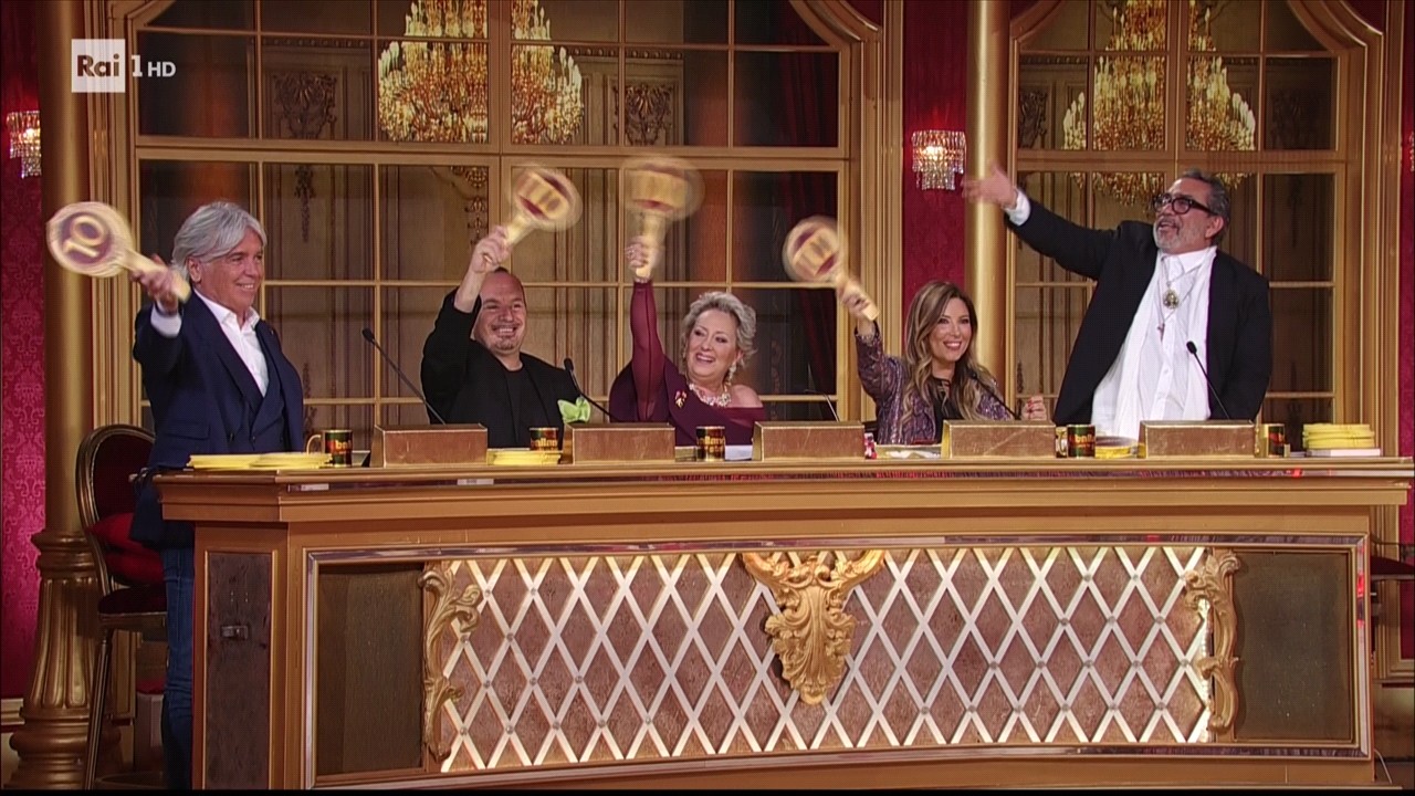 Ballando con le Stelle, un’ora di danza polinesiana non la prende sul serio neppure la giuria…