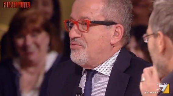 Facce e smorfie dietro ai politici. A Piazzapulita il pubblico non fa da comparsa