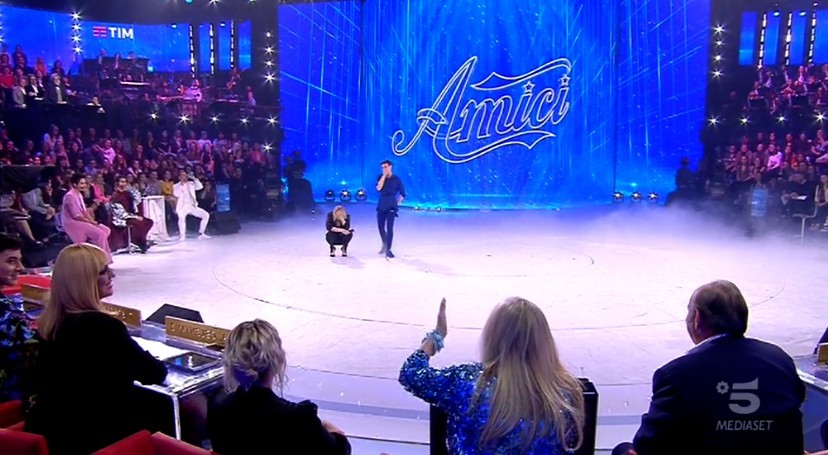 Amici 18, Mara Venier, la gaffe col microfono fa impazzire Maria De Filippi: “Non lo trovavo ma lo sentivo!”