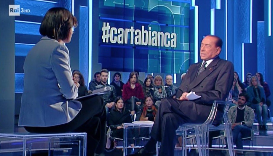 Cartabianca, Berlusconi ‘rivoluziona’ la scenografia. Per l’ex premier niente sgabello ma sedia coi braccioli
