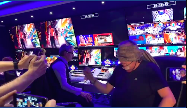 Ciao Darwin 8 e la “prova” di Roberto Cenci: alla regia… bendato (Video)