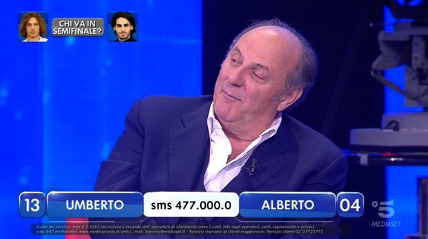 Amici 18, piccola gaffe di Gerry Scotti con Alberto: “Ti ricordi di me, hai partecipato a Io Canto”. Ma il cantante partecipò a Ti lascio una canzone!