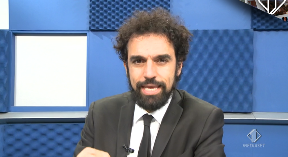 Dino Giarrusso candidato con vestito e brand di “iena”. Il programma: “Noi non c’entriamo nulla, la smetta”