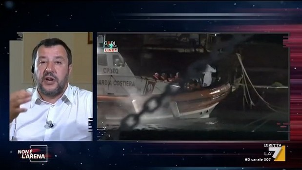 Non è l’Arena, Matteo Salvini assiste in diretta allo sbarco dei migranti dalla Sea Watch 3