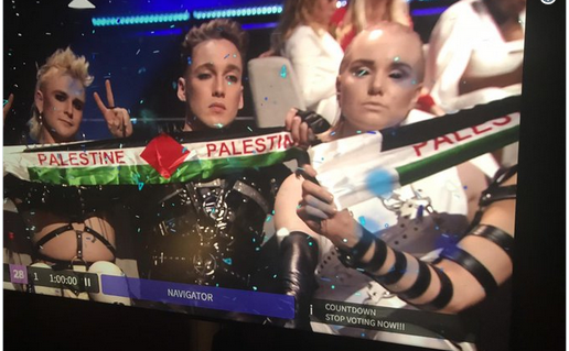 Eurovision 2019, gli Hatari (Islanda) fischiati per la bandiera palestinese. Ma anche due ballerini di Madonna indossavano quelle di Israele e Palestina?
