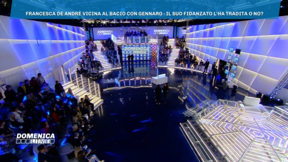 Un problema tecnico su Canale 5 svela lo studio di Domenica Live (che non sarà Live) (VIDEO)