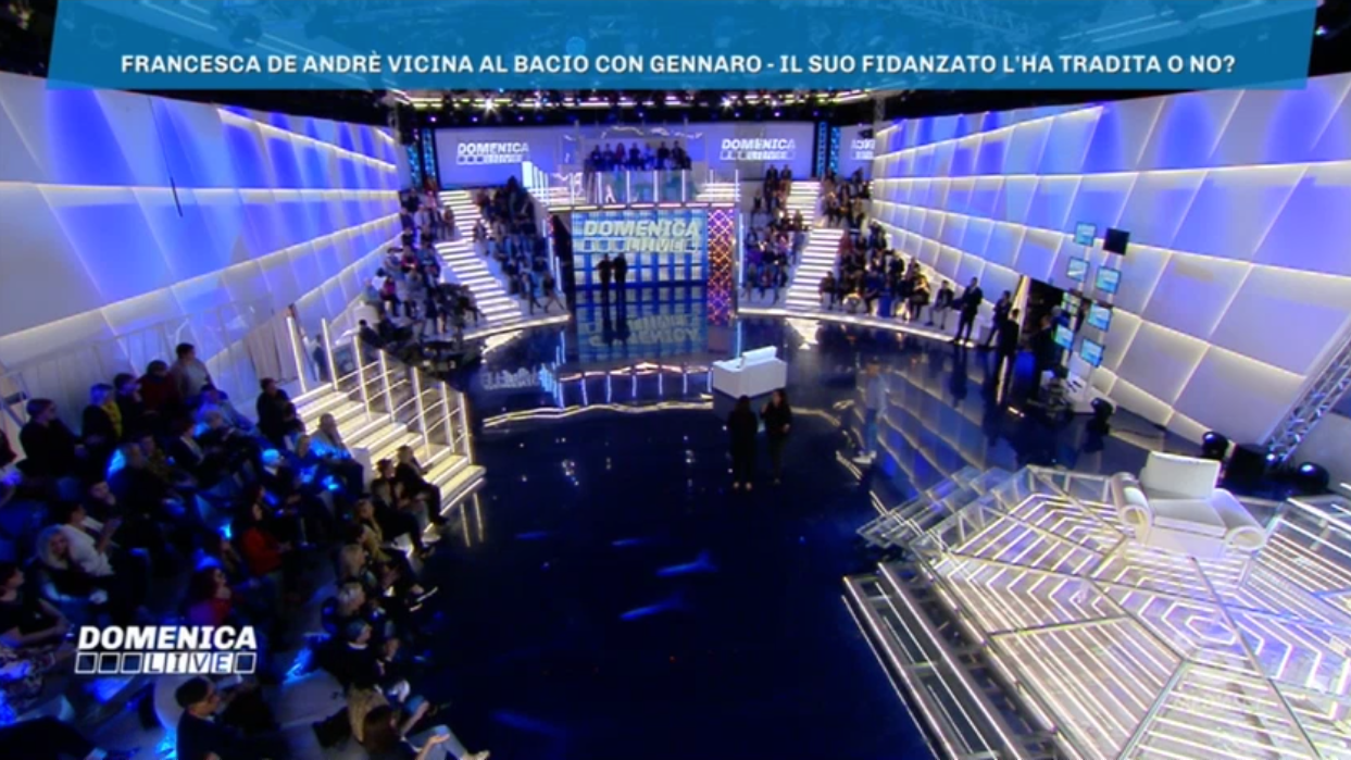 Un problema tecnico su Canale 5 svela lo studio di Domenica Live (che non sarà Live) (VIDEO)