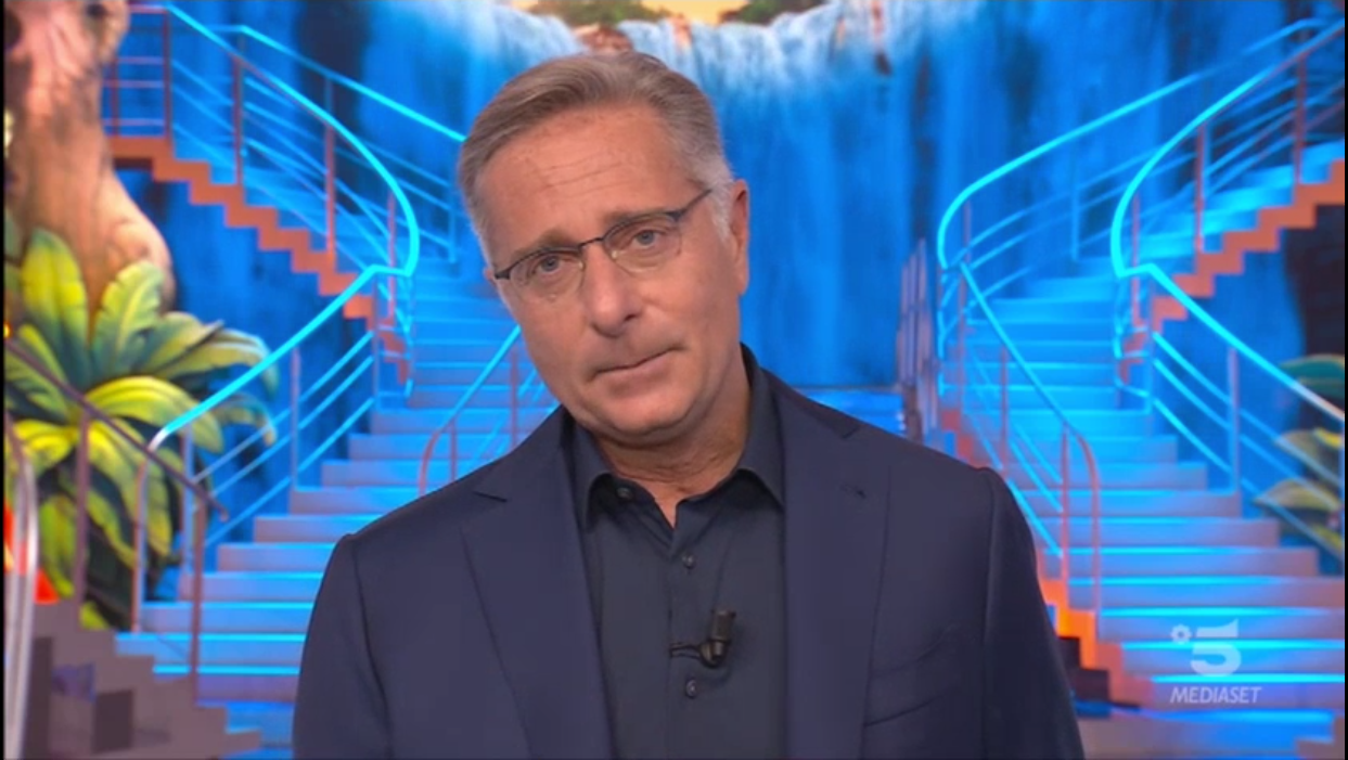 Ciao Darwin 8, Bonolis parla dell’incidente al genodrome: “Ci dispiace per quanto accaduto, seguite le notizie ufficiali per rispetto della verità” (VIDEO)