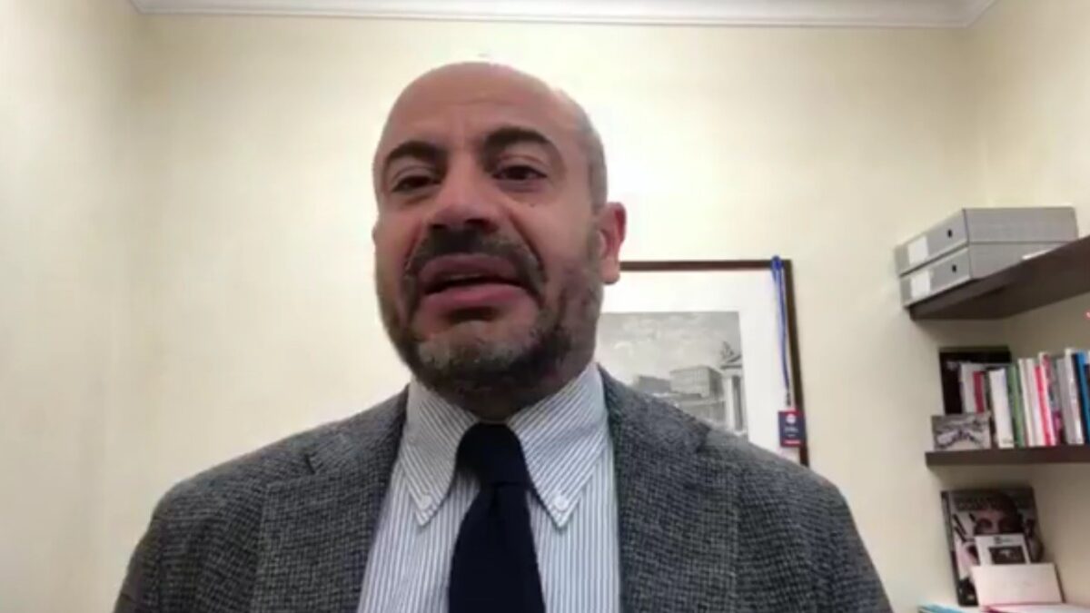 Paragone all’attacco di Piazzapulita: “Chi ringrazia il governo da Formigli non ha diritto di parola”