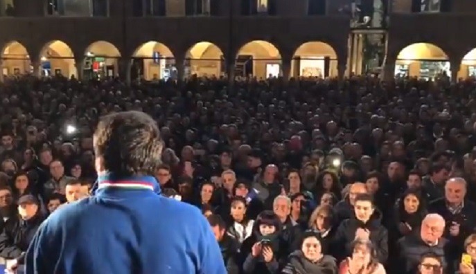 Salvini fa pace con la Gruber e poi la riattacca durante un comizio: “Dice che non è di sinistra. No, no” (Video)