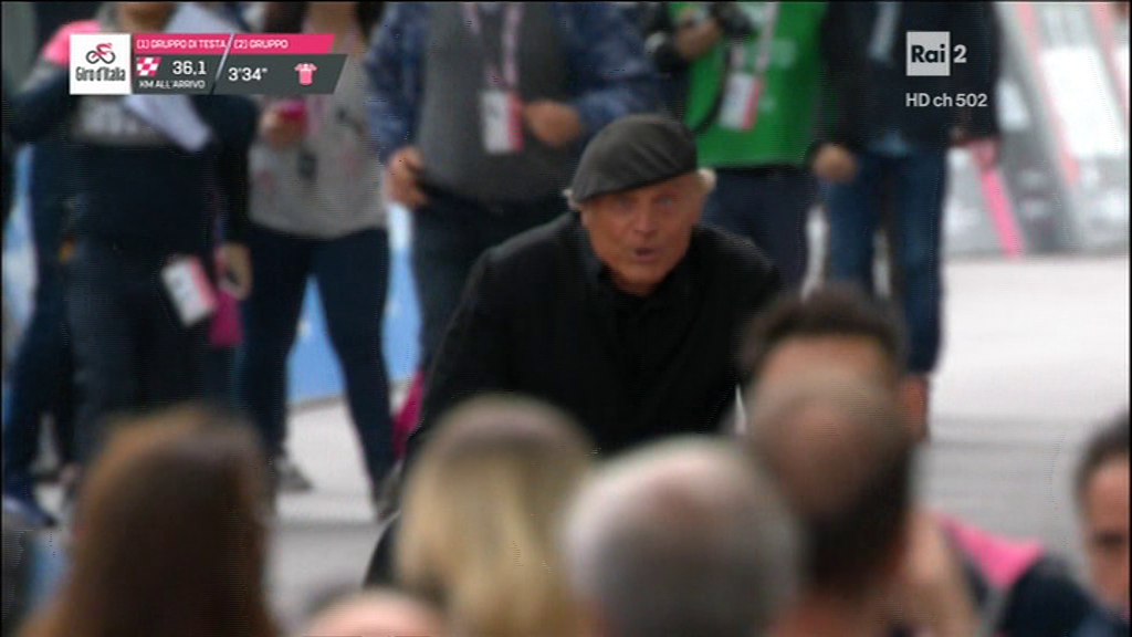 Don Matteo corridore ‘intruso’ al Giro d’Italia (VIDEO)