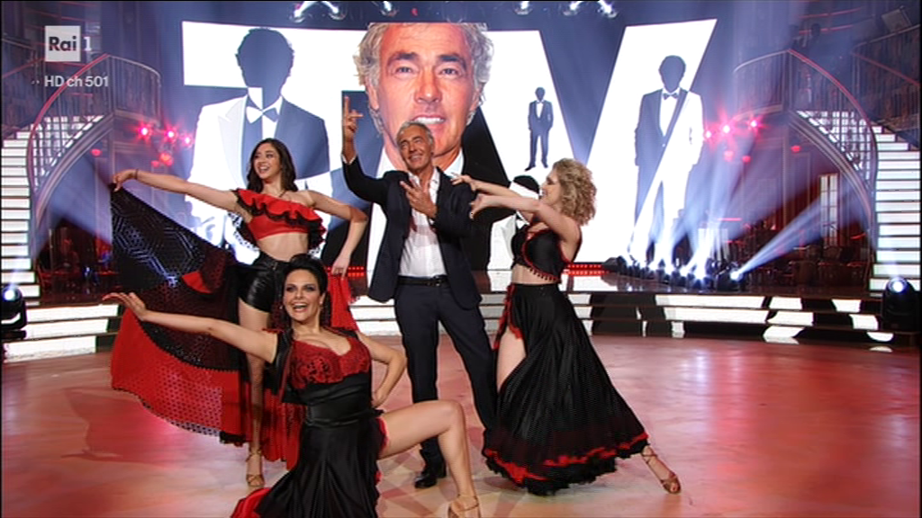 Ballando con le Stelle, Massimo Giletti e l’ospitata mordi, fuggi e “Viva la Rai”