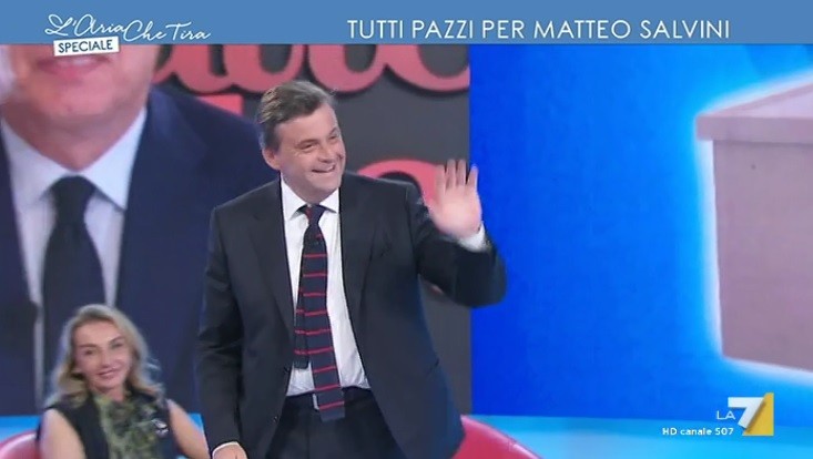 L’Aria che tira, Carlo Calenda saluta tutti e se ne va: “Scusate, devo andare a riprendere mio figlio”
