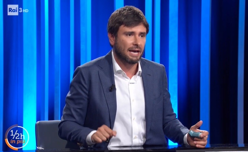 Di Battista ospite della Annunziata con i vestiti della Rai. Spray in mano per tutta l’intervista