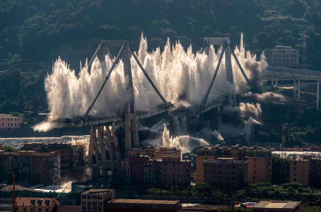 Ponte Morandi, la demolizione in diretta tv (VIDEO)