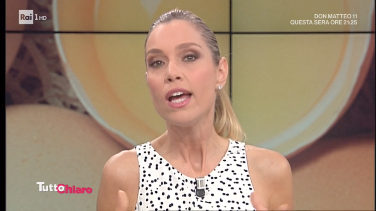 Gaffe di Monica Marangoni a Tuttochiaro: “Dobbiamo dare la linea al Tg5” (VIDEO)