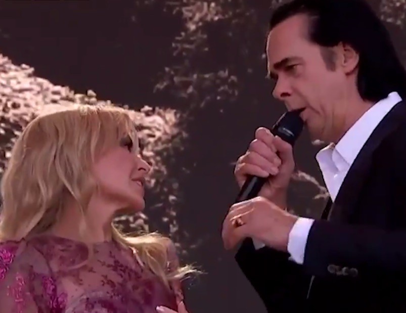 Kylie Minogue: Nick Cave e Chris Martin dei Coldplay ospiti a sorpresa del suo concerto a Glastonbury 2019 (VIDEO)