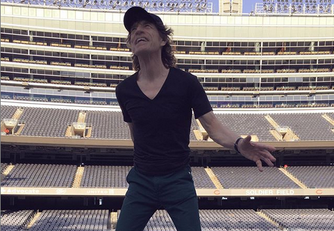 Mick Jagger in concerto a Chicago a pochi mesi dall’operazione al cuore (video)