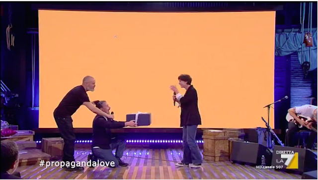 Propaganda Live, la proposta di matrimonio di Marco ad Elisa (Video)