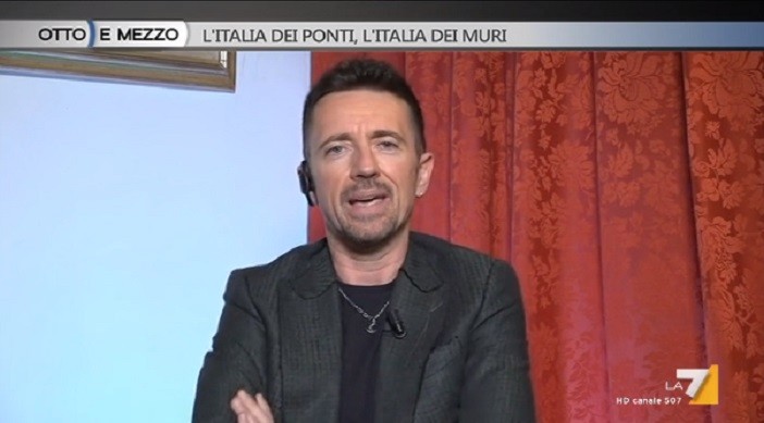Otto e mezzo, Andrea Scanzi all’attacco di Rita Pavone: “Se lei parla di Woodstock, Gasparri racconti Che Guevara”