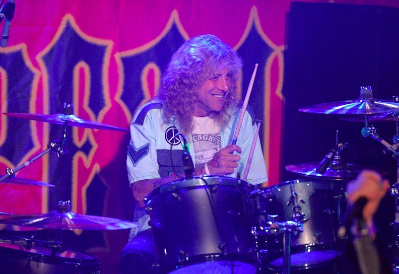 Steven Adler dei Guns N’ Roses si è pugnalato allo stomaco: lo storico batterista del gruppo non sarebbe in pericolo di vita