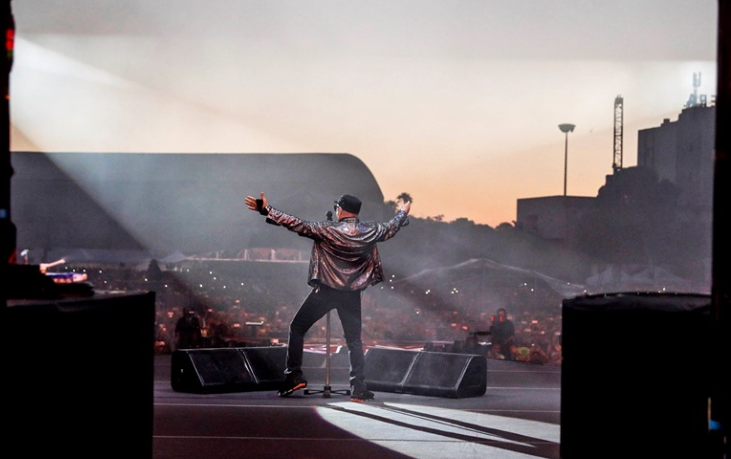 Vasco Rossi in concerto a Cagliari e il sogno esaudito di Laura, una sua fan malata di sclerosi multipla, presente al live (video)